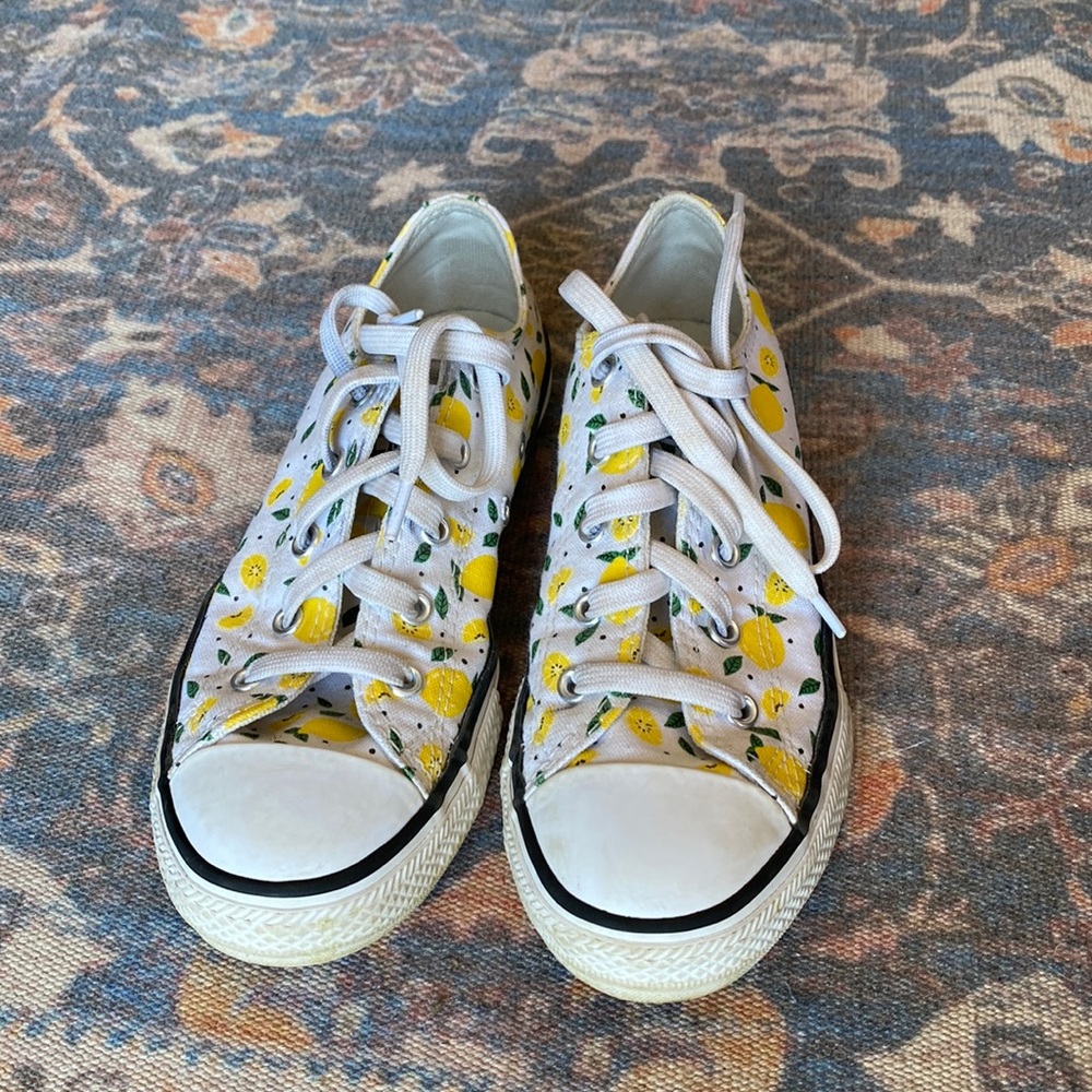 Converse kids Size 2 Lemon Print